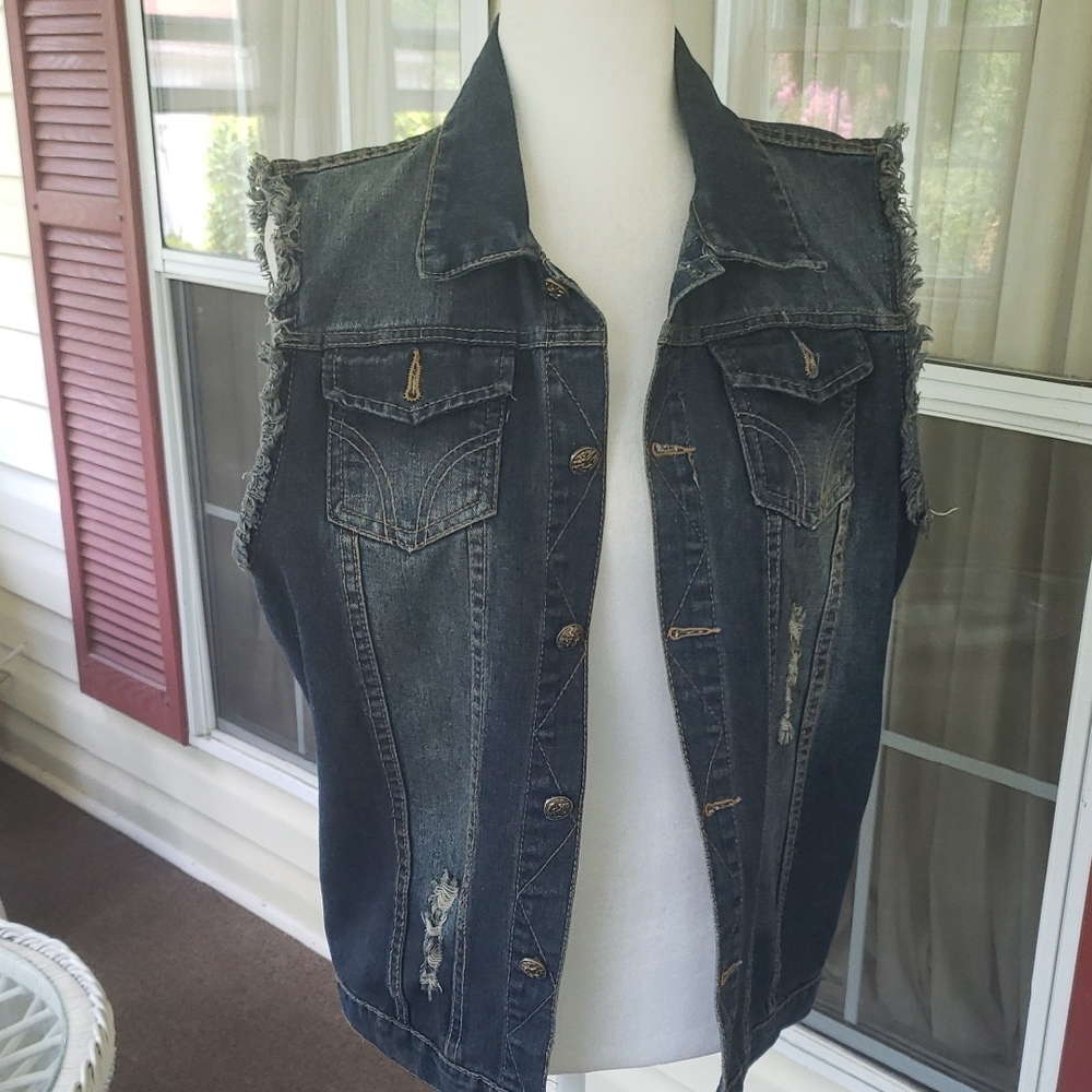 WANTDO Denim Sleeveless Vest with Distressed Details